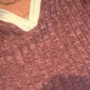 Women's Mauve V-Neck Ribbed Sweater with Cream Trim